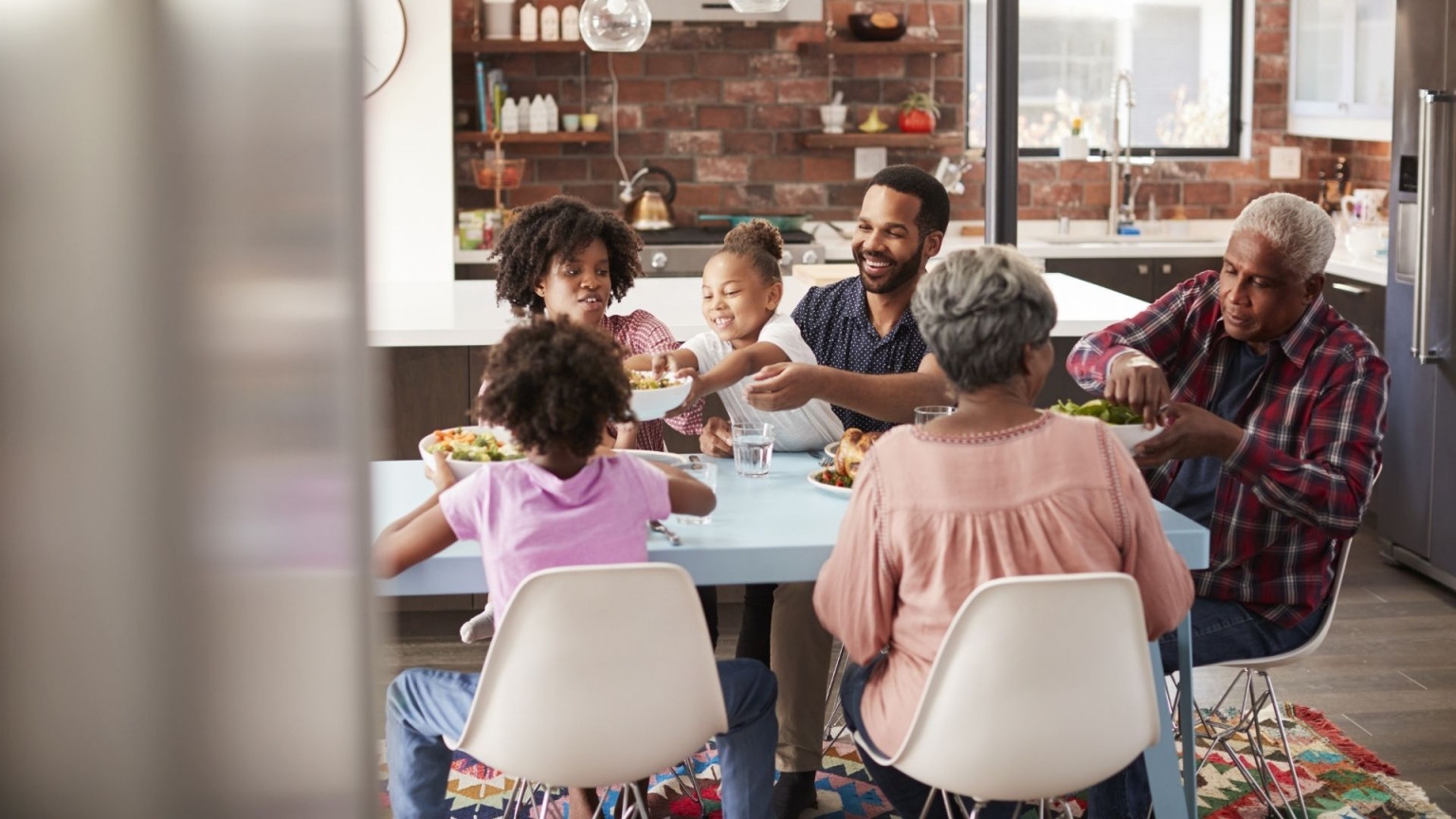 Benefits of Eating Dinner Together as a Family MommiNation